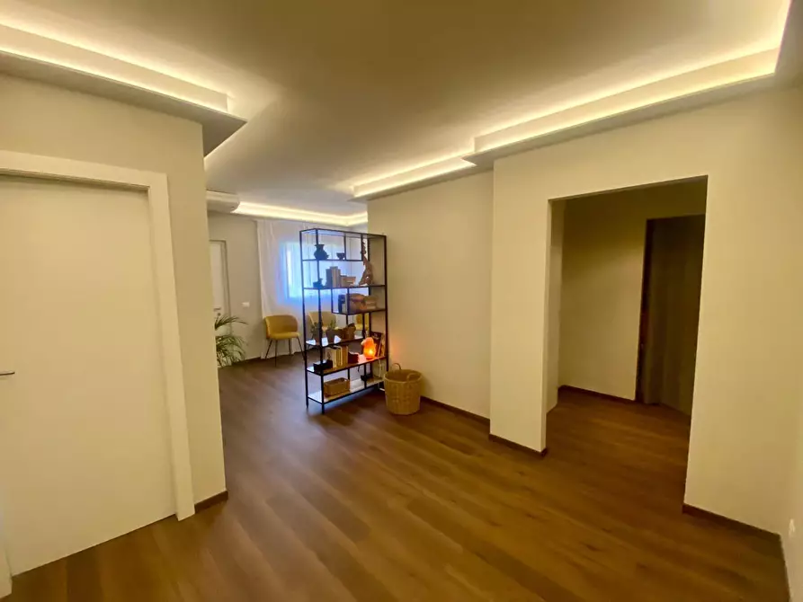 Immagine 4 di Ufficio in affitto  a Lucca