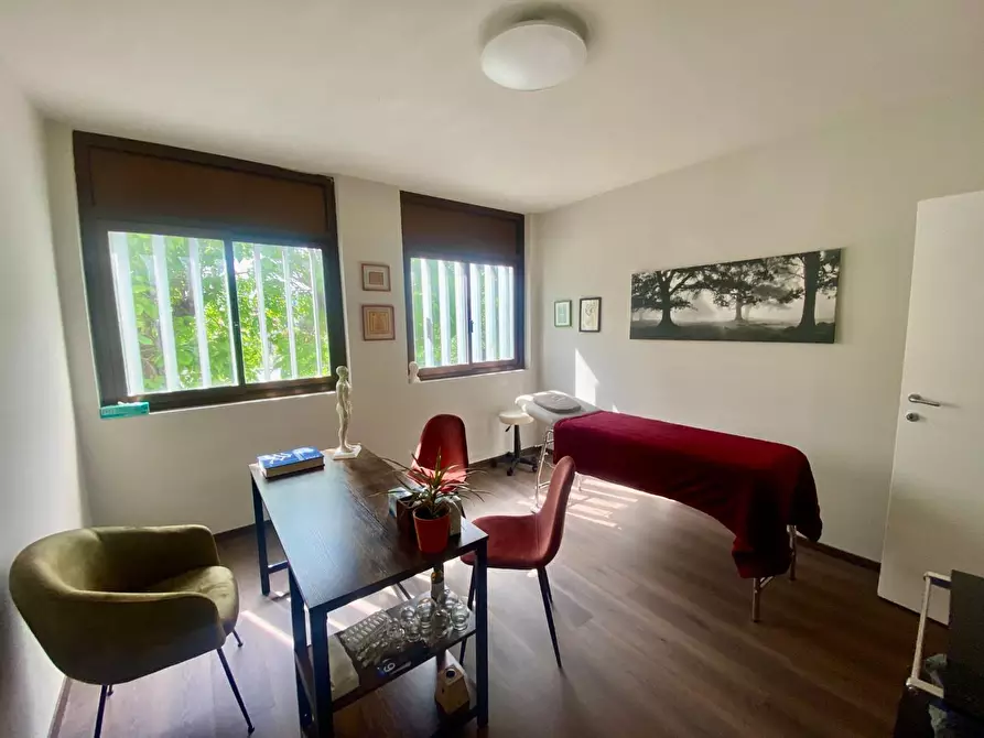 Immagine 12 di Ufficio in affitto  a Lucca