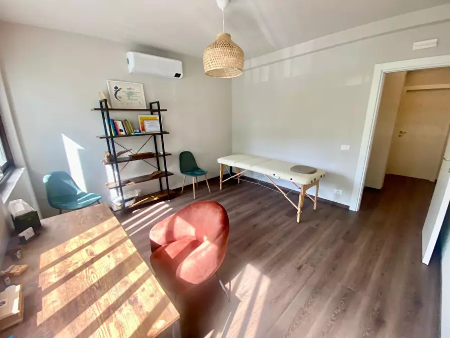 Immagine 7 di Ufficio in affitto  a Lucca