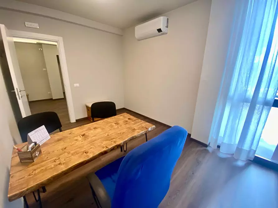 Immagine 15 di Ufficio in affitto  a Lucca