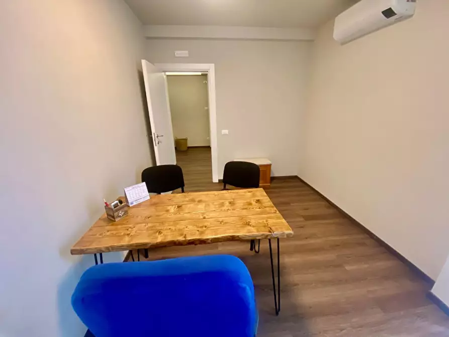 Immagine 16 di Ufficio in affitto  a Lucca