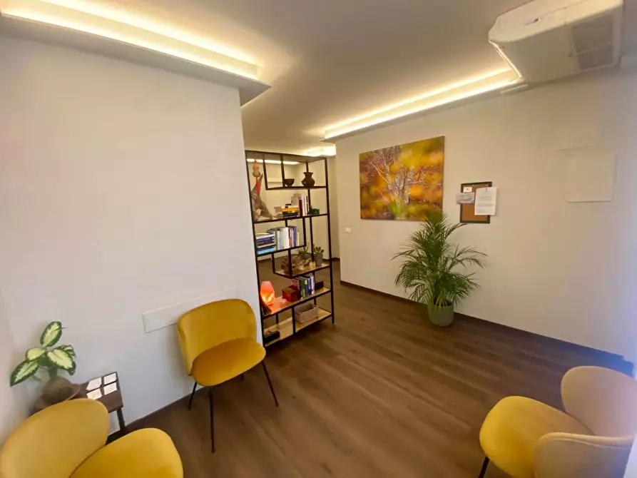 Immagine 3 di Ufficio in affitto  a Lucca