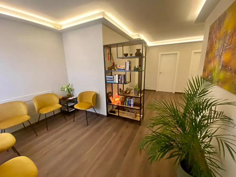 Immagine 2 di Ufficio in affitto  a Lucca