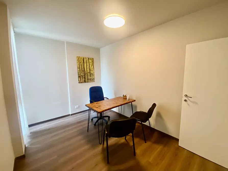 Immagine 14 di Ufficio in affitto  a Lucca