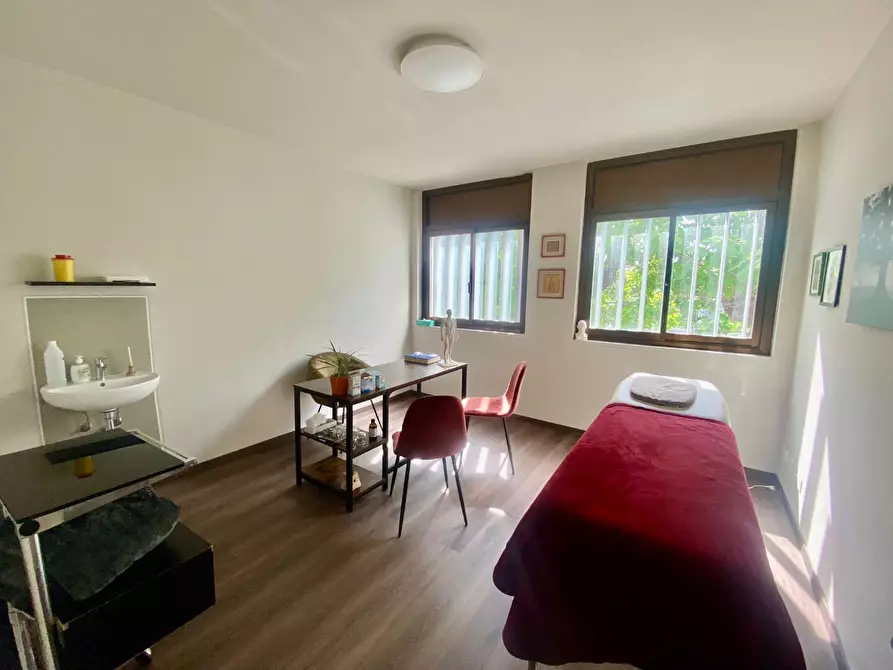 Immagine 9 di Ufficio in affitto  a Lucca