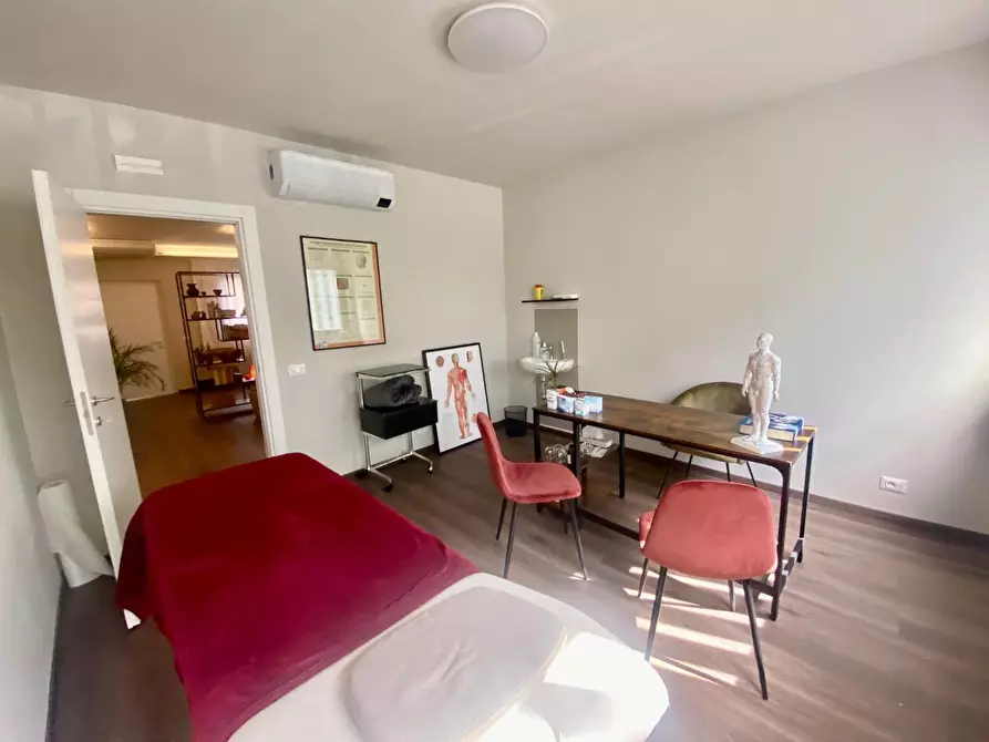 Immagine 10 di Ufficio in affitto  a Lucca