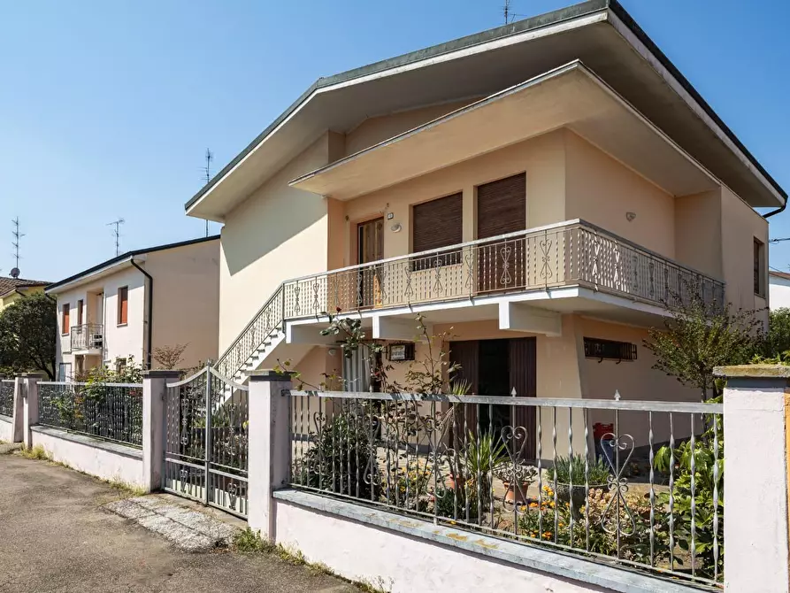 Immagine 25 di Villa in vendita  a Novi Di Modena