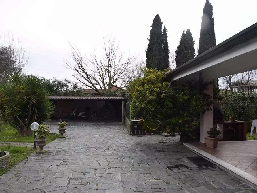 Immagine 3 di Villa in vendita  a Carrara