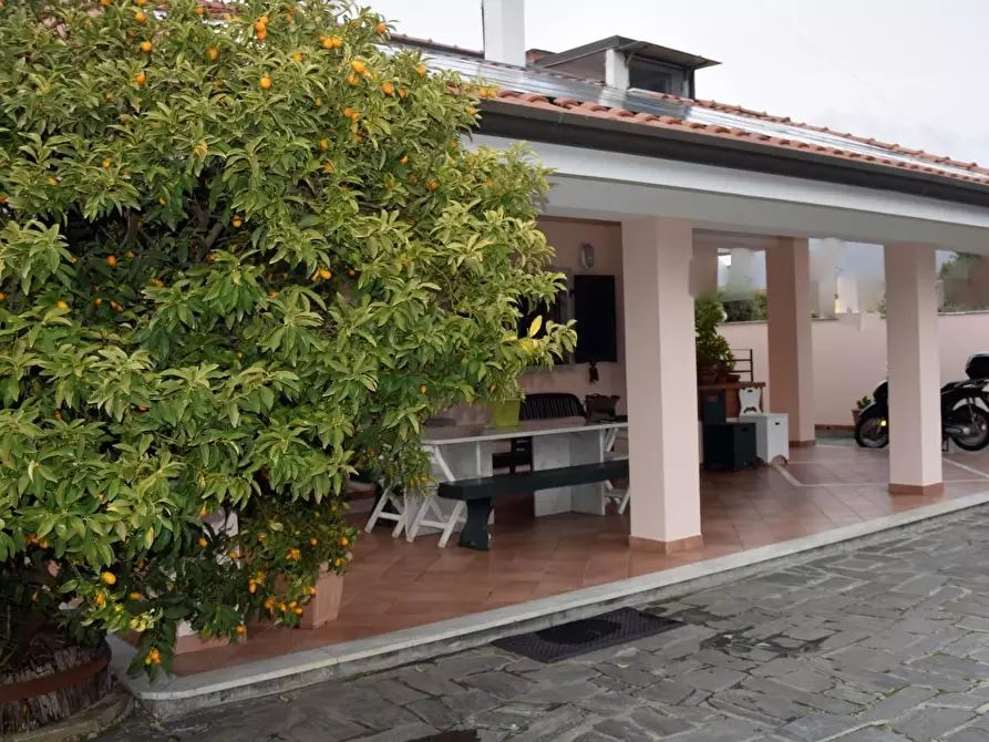 Immagine 8 di Villa in vendita  a Carrara