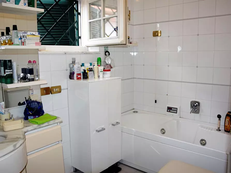 Immagine 27 di Villa in vendita  a Carrara