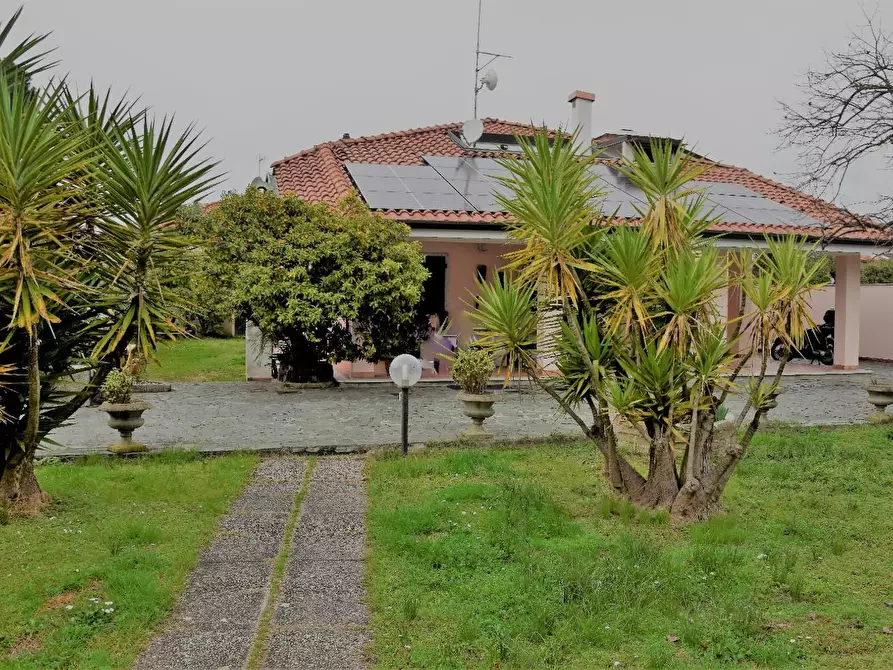 Immagine 14 di Villa in vendita  a Carrara