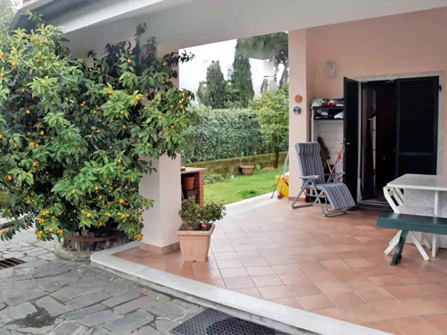 Immagine 15 di Villa in vendita  a Carrara