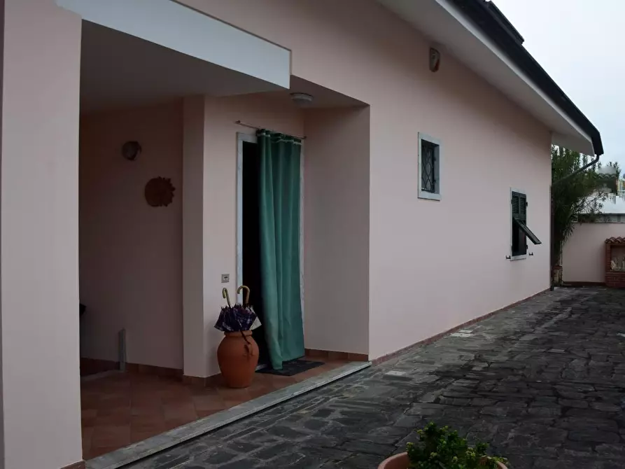 Immagine 2 di Villa in vendita  a Carrara