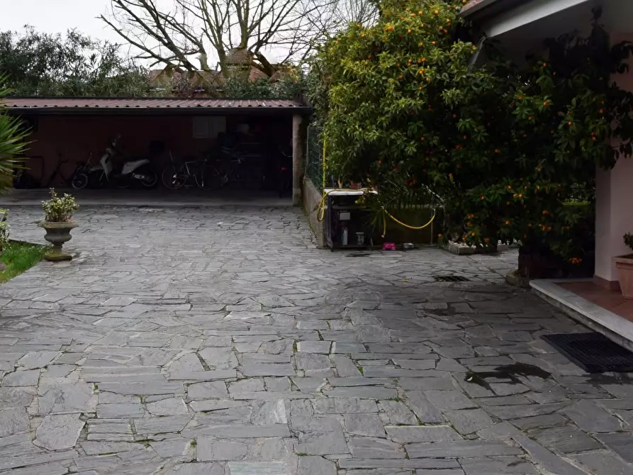 Immagine 11 di Villa in vendita  a Carrara