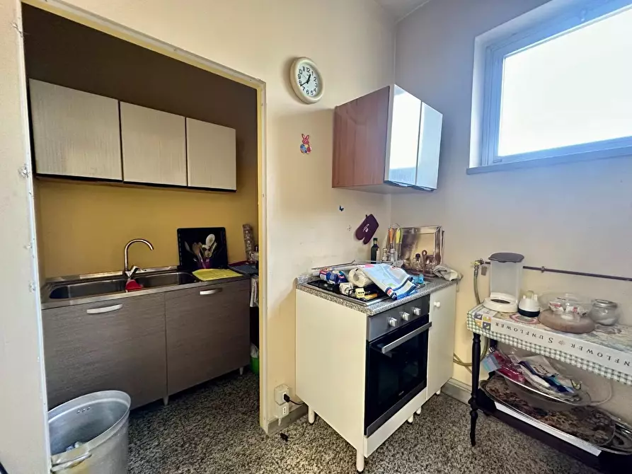 Immagine 8 di Locale commerciale in affitto  a Lucca