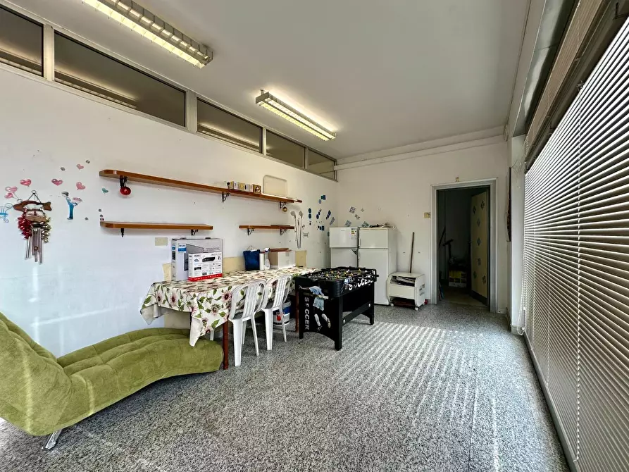 Immagine 5 di Locale commerciale in affitto  a Lucca