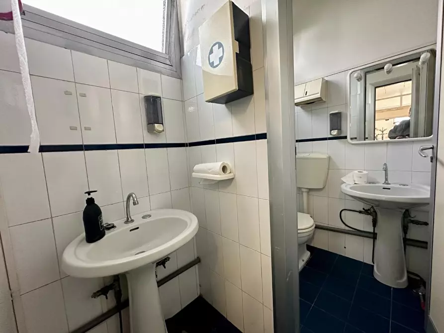 Immagine 9 di Locale commerciale in affitto  a Lucca