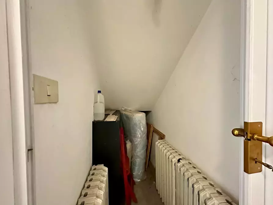 Immagine 11 di Locale commerciale in affitto  a Lucca