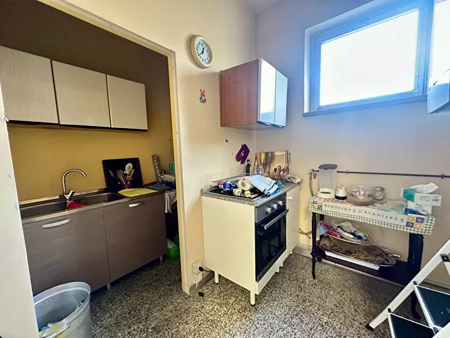 Immagine 7 di Locale commerciale in affitto  a Lucca