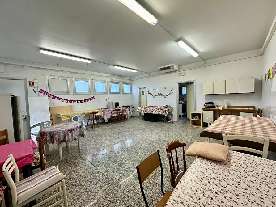 Immagine 3 di Locale commerciale in affitto  a Lucca