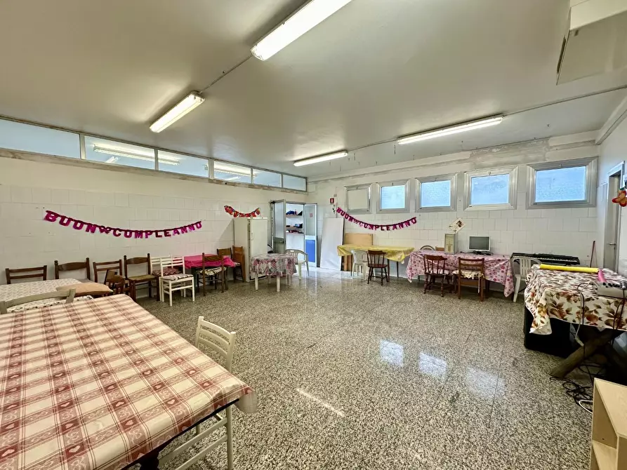 Immagine 2 di Locale commerciale in affitto  a Lucca