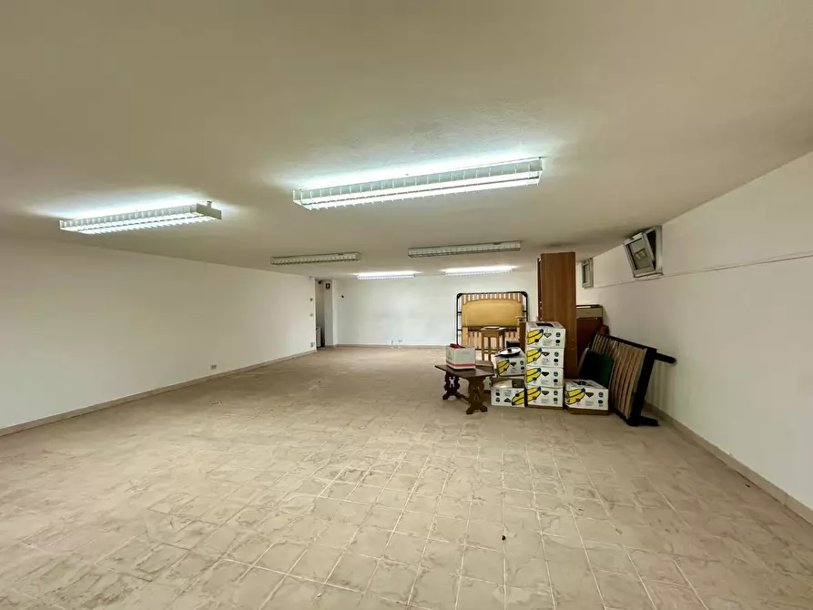 Immagine 12 di Locale commerciale in affitto  a Lucca