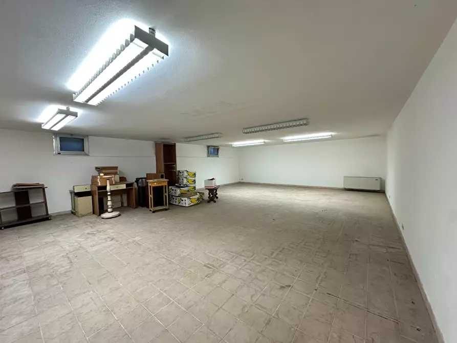 Immagine 14 di Locale commerciale in affitto  a Lucca