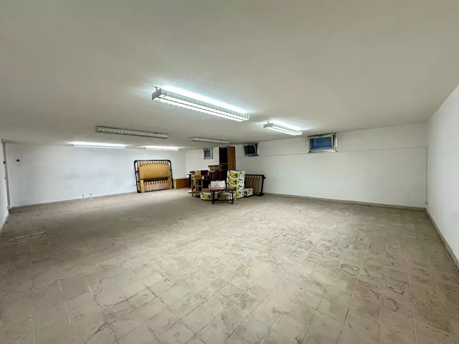 Immagine 13 di Locale commerciale in affitto  a Lucca