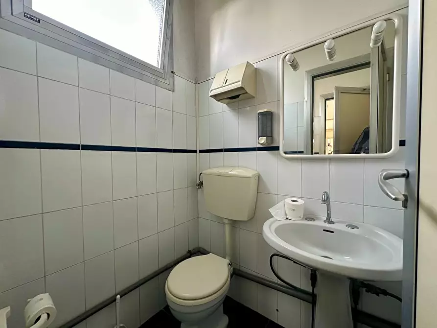 Immagine 10 di Locale commerciale in affitto  a Lucca