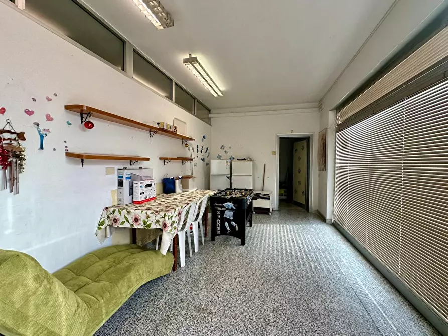 Immagine 6 di Locale commerciale in affitto  a Lucca