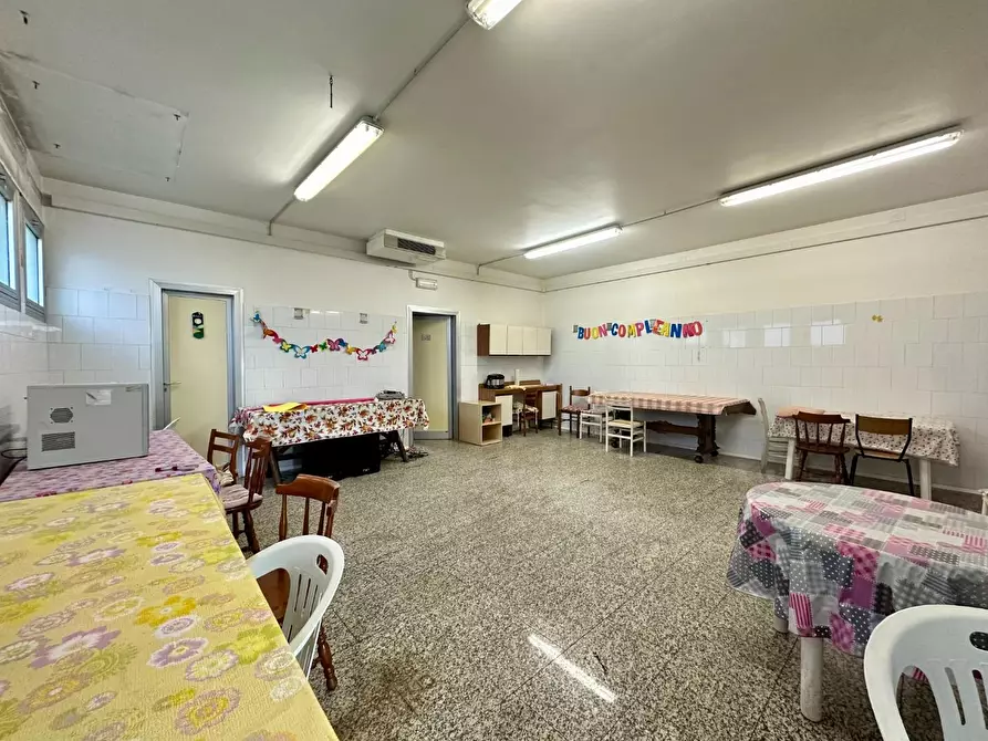 Immagine 4 di Locale commerciale in affitto  a Lucca