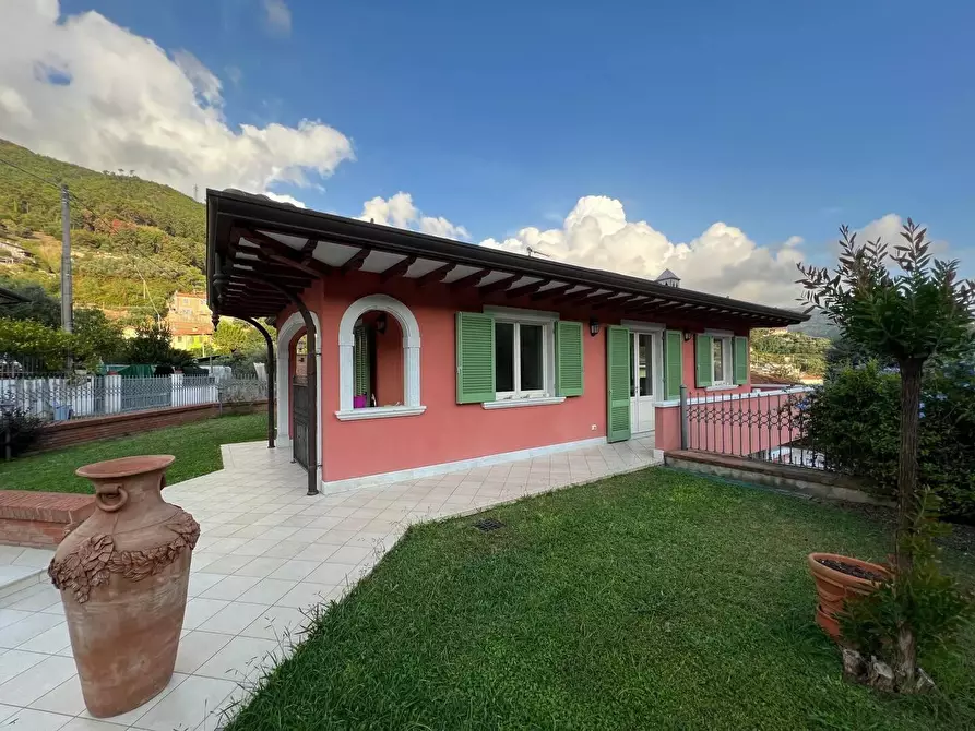Immagine 3 di Villa in vendita  a Pietrasanta