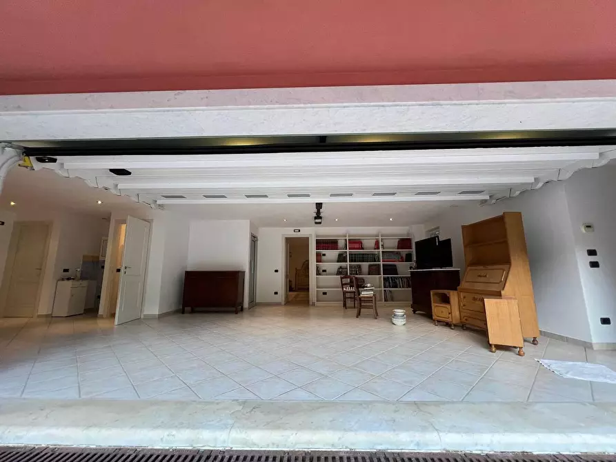 Immagine 8 di Villa in vendita  a Pietrasanta