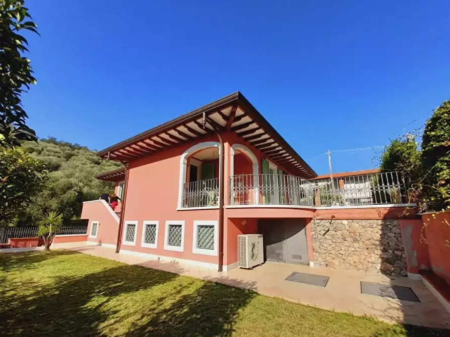 Immagine 2 di Villa in vendita  a Pietrasanta