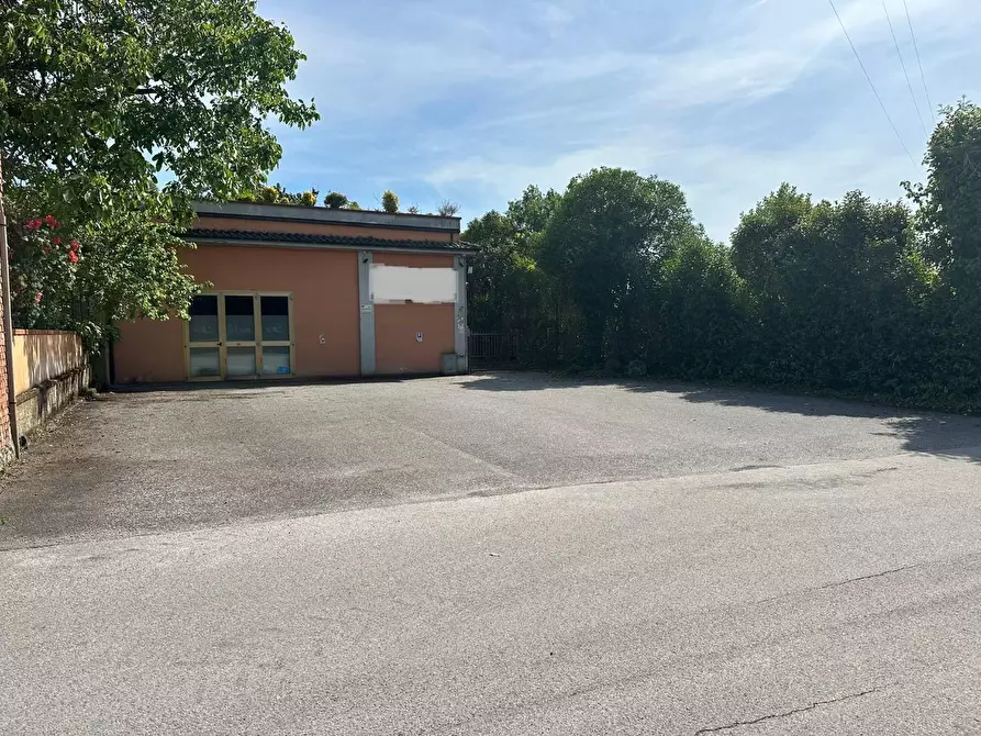 Immagine 5 di Capannone industriale in affitto  a Capannori