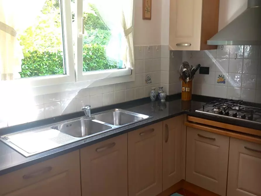 Immagine 10 di Villa in vendita  a Massa