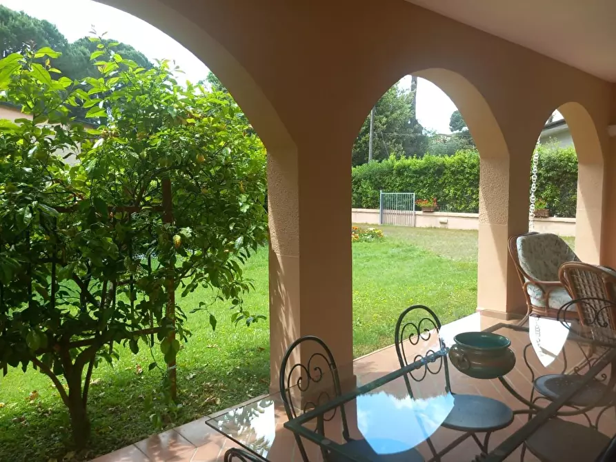 Immagine 3 di Villa in vendita  a Massa