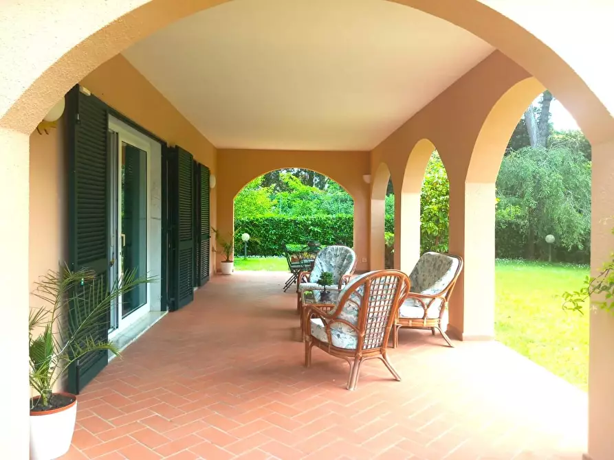 Immagine 5 di Villa in vendita  a Massa