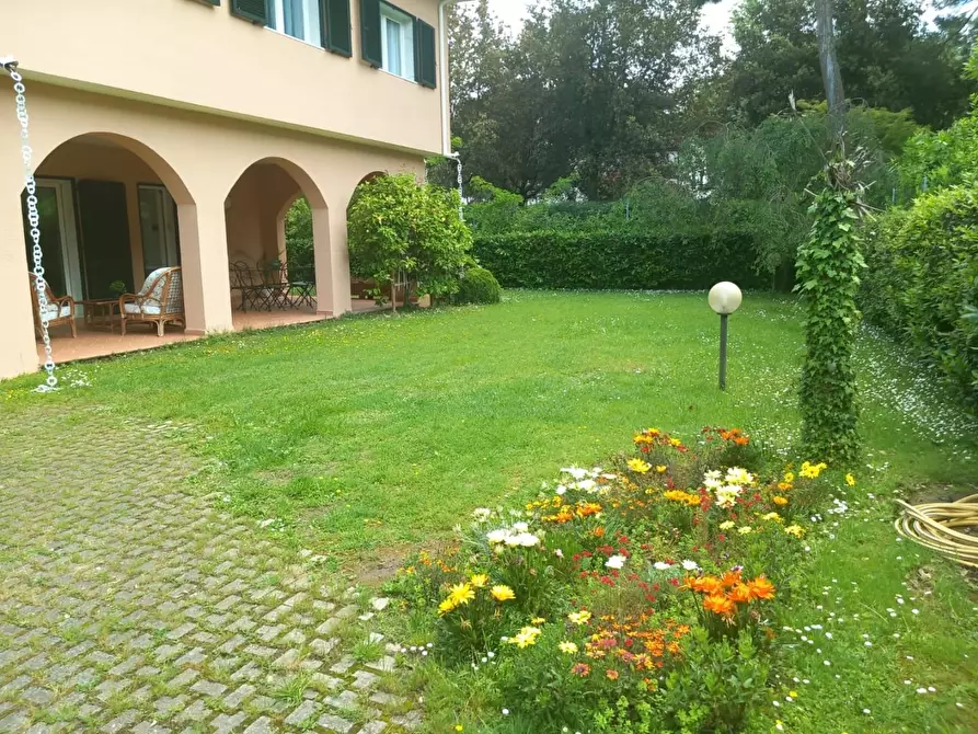 Immagine 2 di Villa in vendita  a Massa