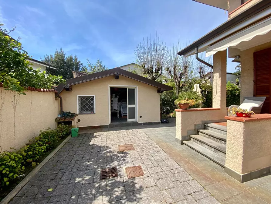 Immagine 2 di Casa quadrifamiliare in vendita  a Pietrasanta