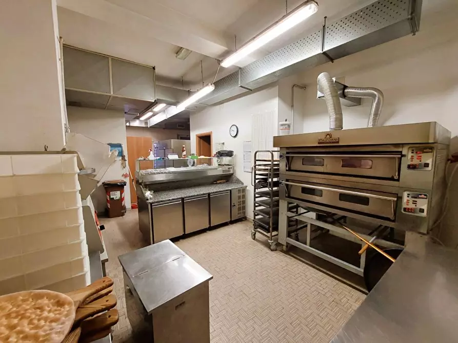 Immagine 10 di Attività commerciale in vendita  a Pontedera