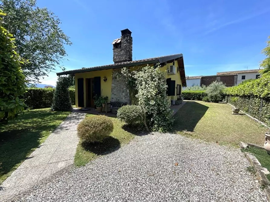 Immagine 33 di Villa in vendita  a Lucca
