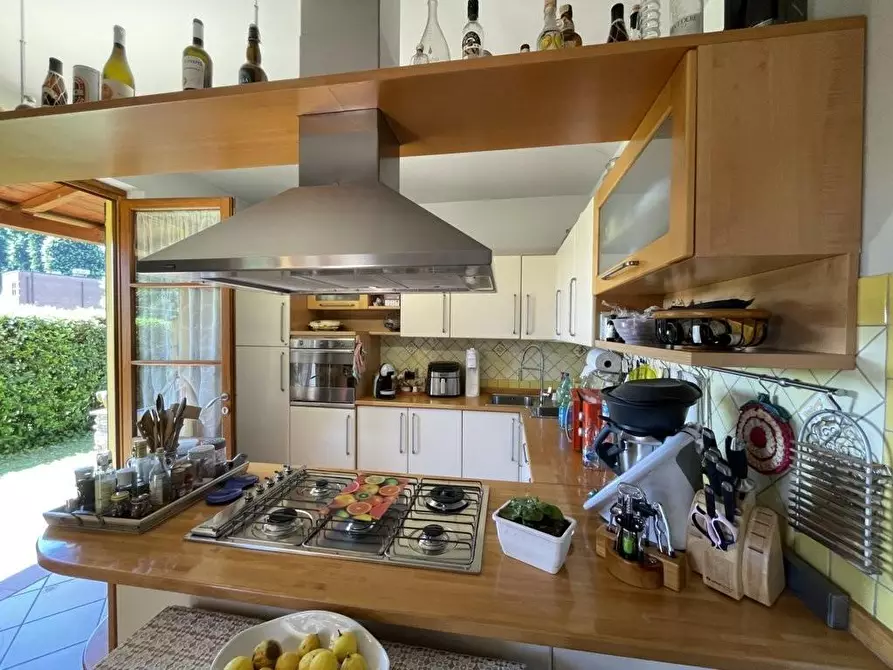 Immagine 12 di Villa in vendita  a Lucca