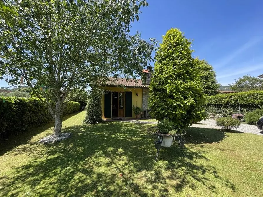 Immagine 5 di Villa in vendita  a Lucca