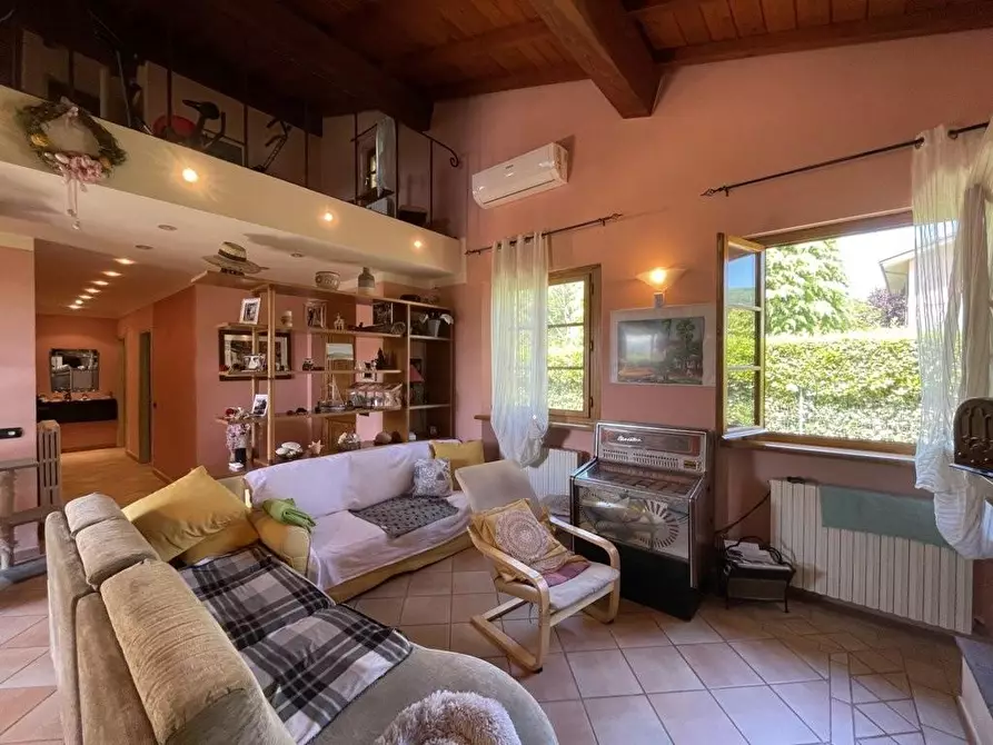 Immagine 6 di Villa in vendita  a Lucca