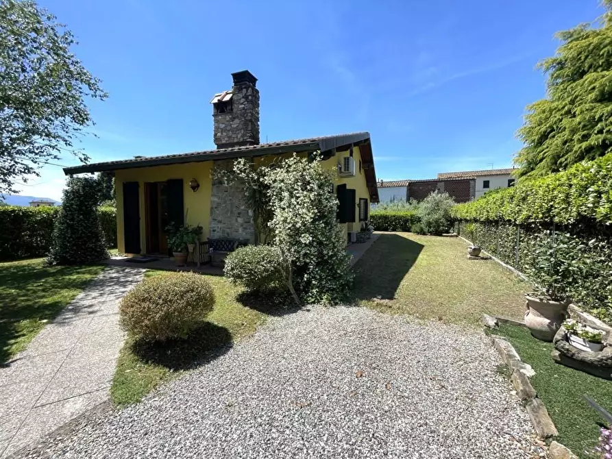 Immagine 1 di Villa in vendita  a Lucca