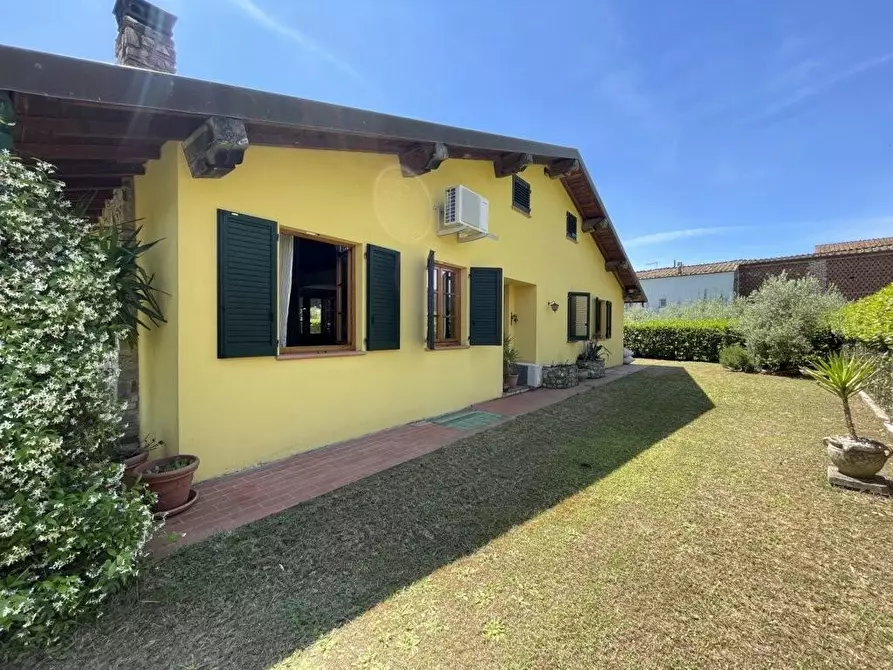 Immagine 4 di Villa in vendita  a Lucca