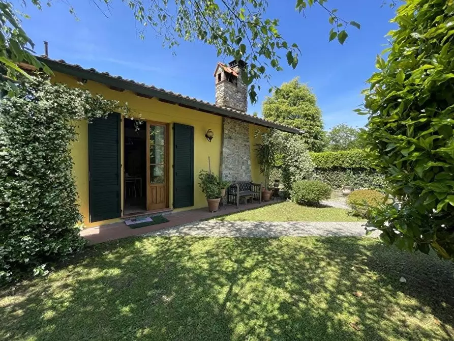 Immagine 3 di Villa in vendita  a Lucca