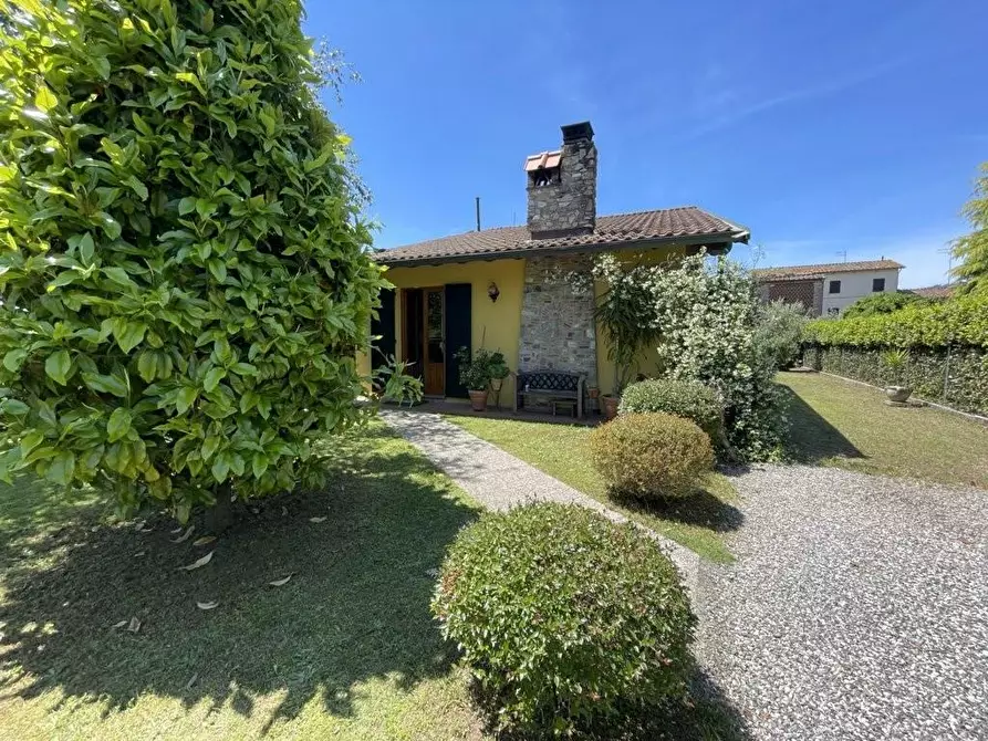 Immagine 2 di Villa in vendita  a Lucca