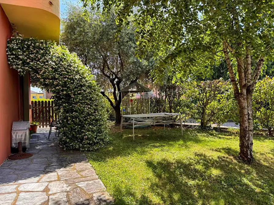 Immagine 7 di Appartamento in vendita  a Lucca